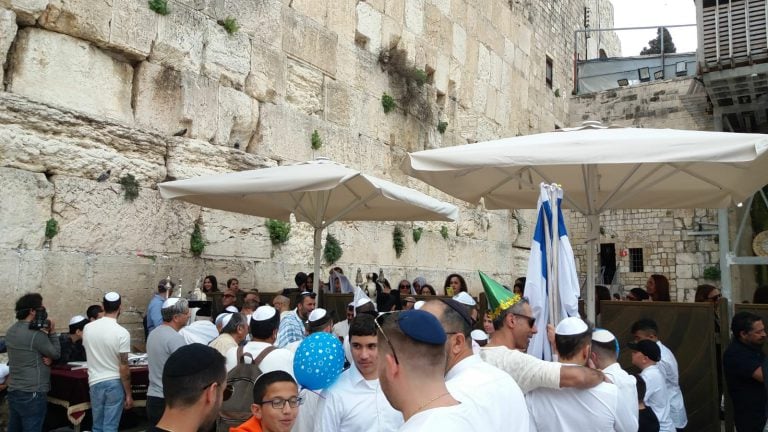 התפילה מול מקום קדש הקדשים במנהרות הכותל המערבי תוקדש לחולי קורונה בארץ ובעולם